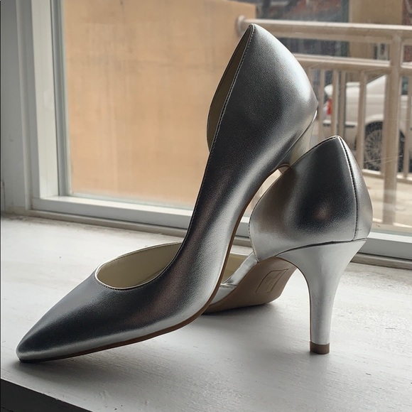 ANNE KLEIN - POINTY SILVER HEELS - Picture 6 of 8